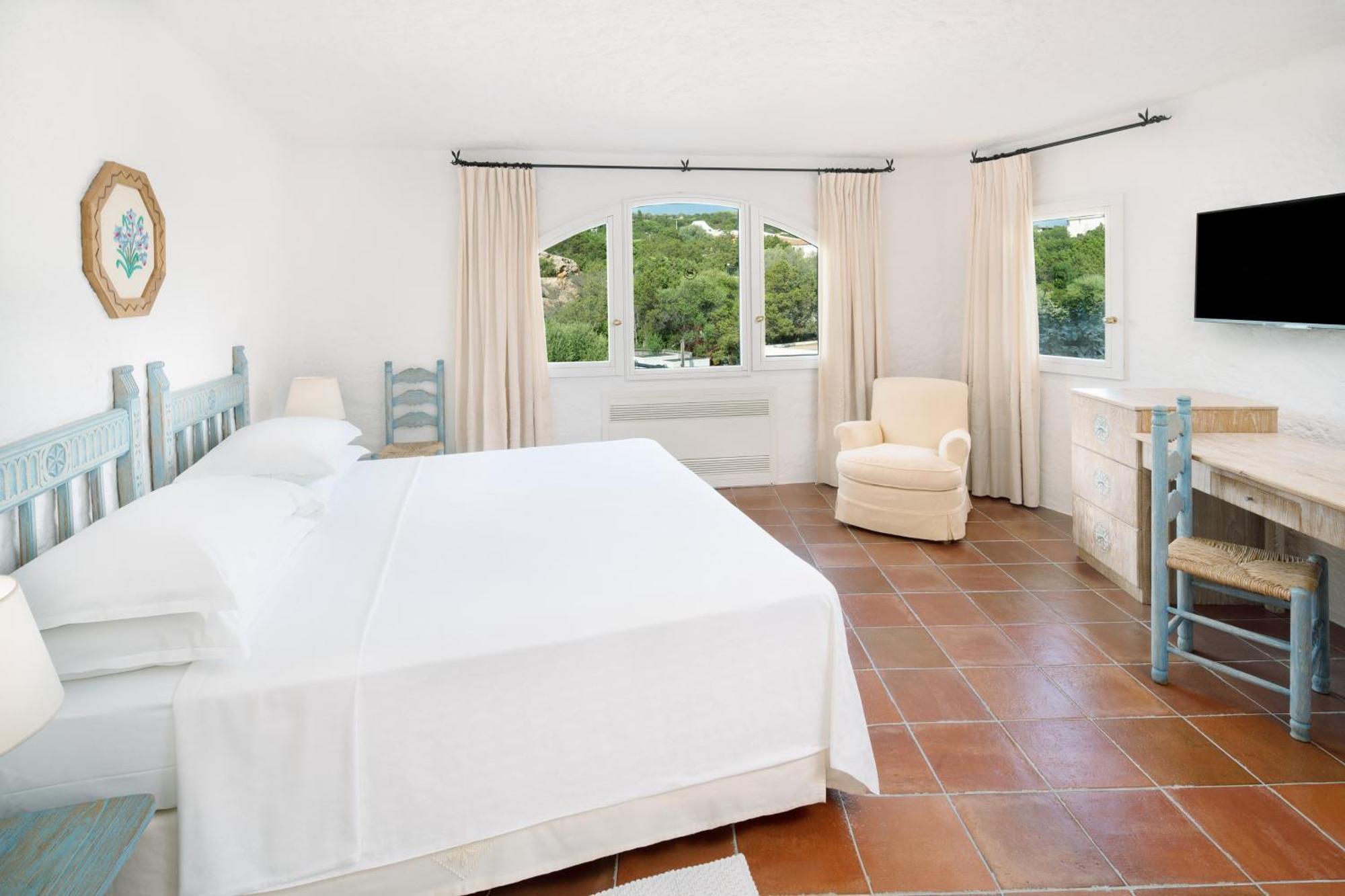 Classic Double Room, king size bed, inner view